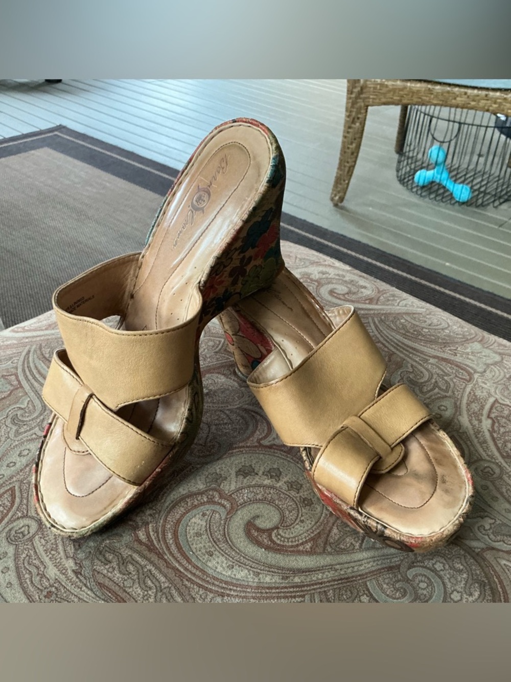 EUC Born BOC Tan Upper/Floral Platform Wedge/Sandals - size 10